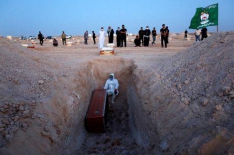 عراقيون قاتلوا داعش يحفرون القبور لضحايا فيروس كورونا